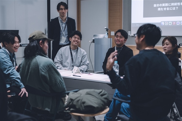 参加者同士が対話している様子