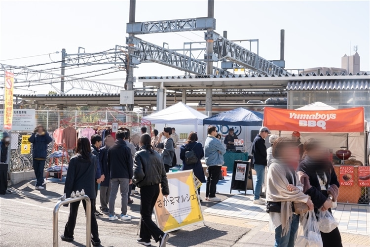 さかさマルシェ看板と会場の様子