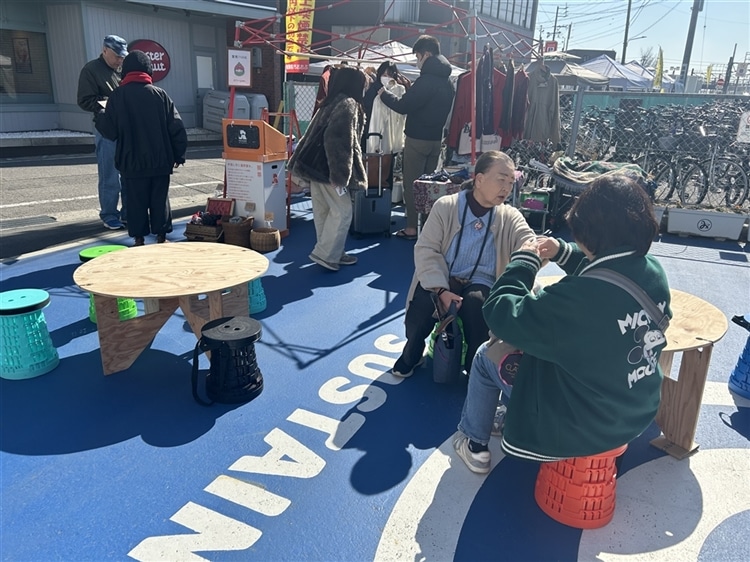 マルシェ会場での談笑風景