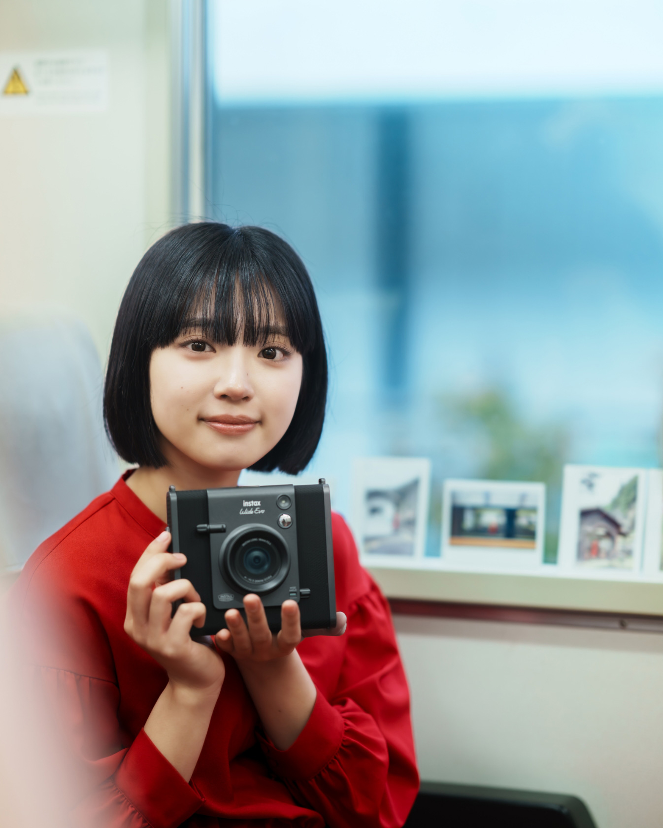 電車の車窓から木曽の風景を眺める朝日奈まおさん