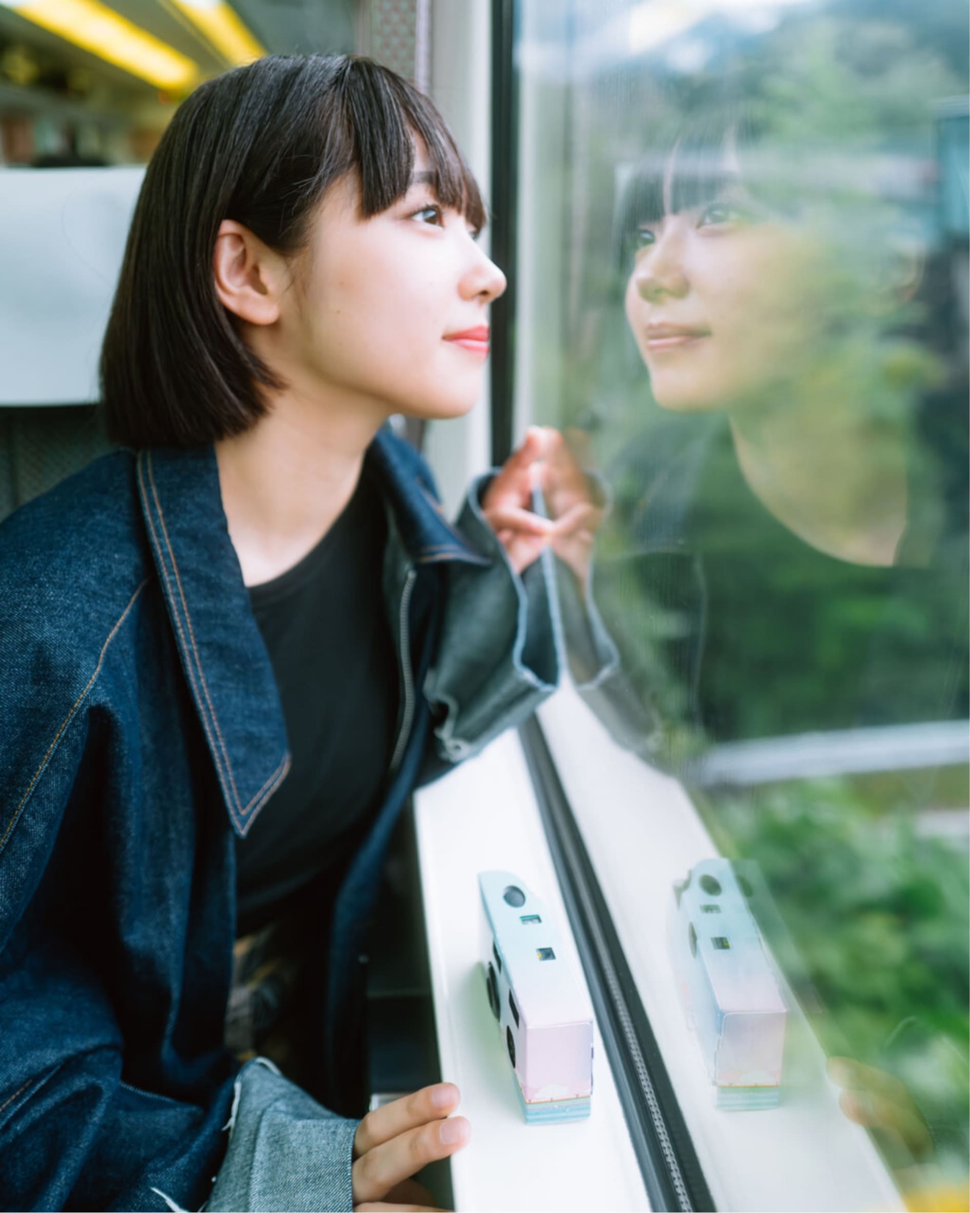 電車の車窓から木曽の風景を眺める朝日奈まおさん