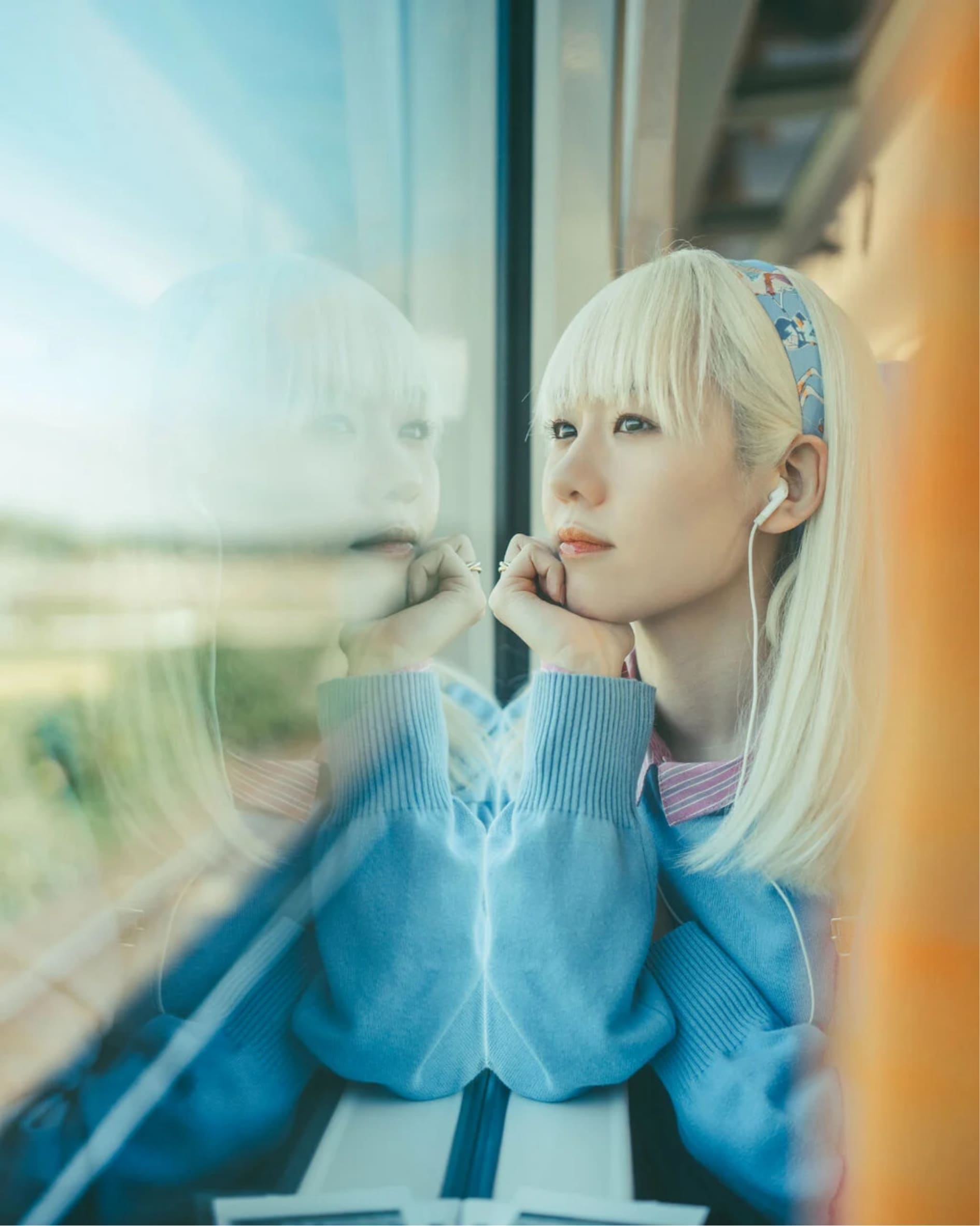 電車の車窓から木曽の風景を眺める染谷ノエルさん