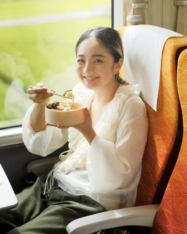 社内でお弁当と食べている女性の写真