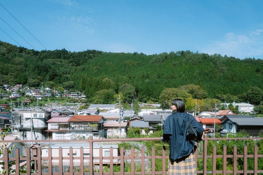 あたりの町並みを見渡している女性の写真