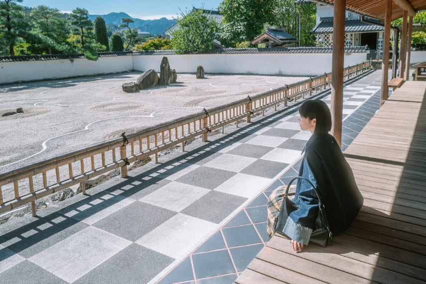 枯山水を見る女性の写真