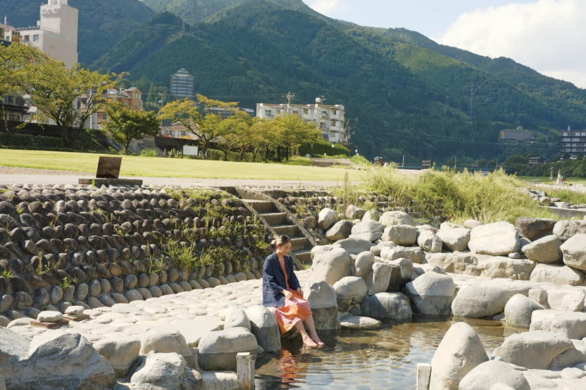 足湯に浸かっている女性の写真