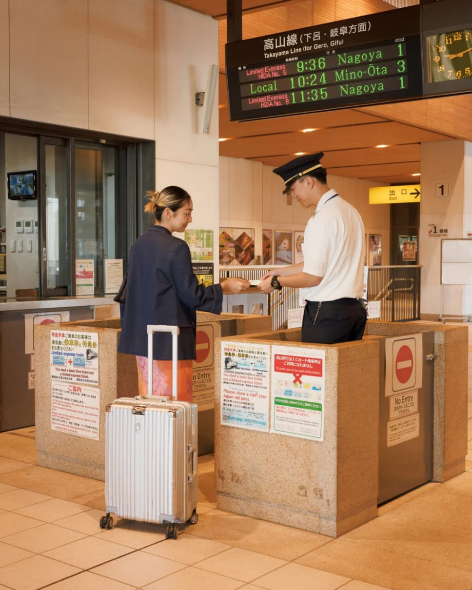 JR高山駅で改札を通る