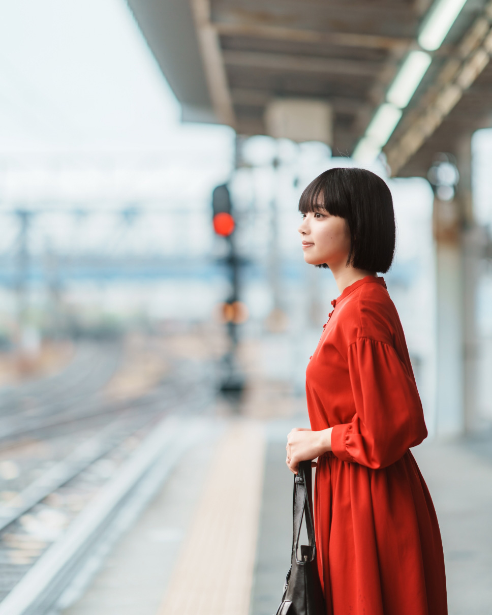 JR豊橋駅のホームに立つ朝日奈まおさん