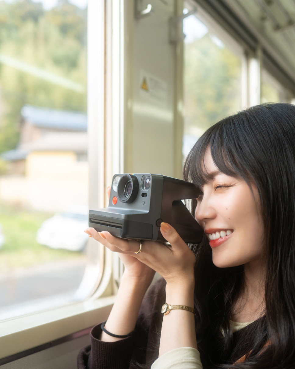 列車の中で撮影する旅メンバー