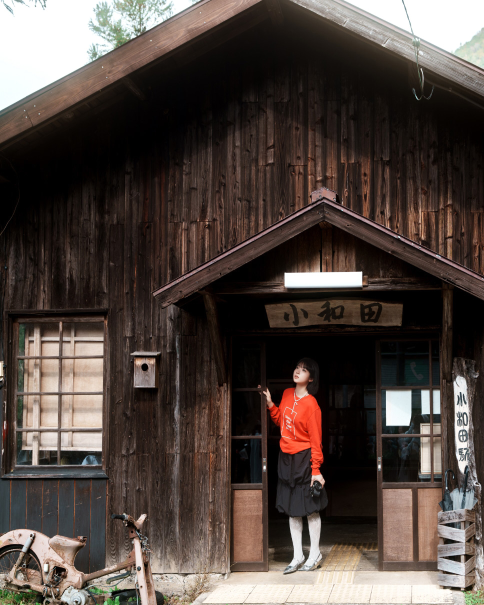 小和田駅の入り口に立つ朝日奈まおさん