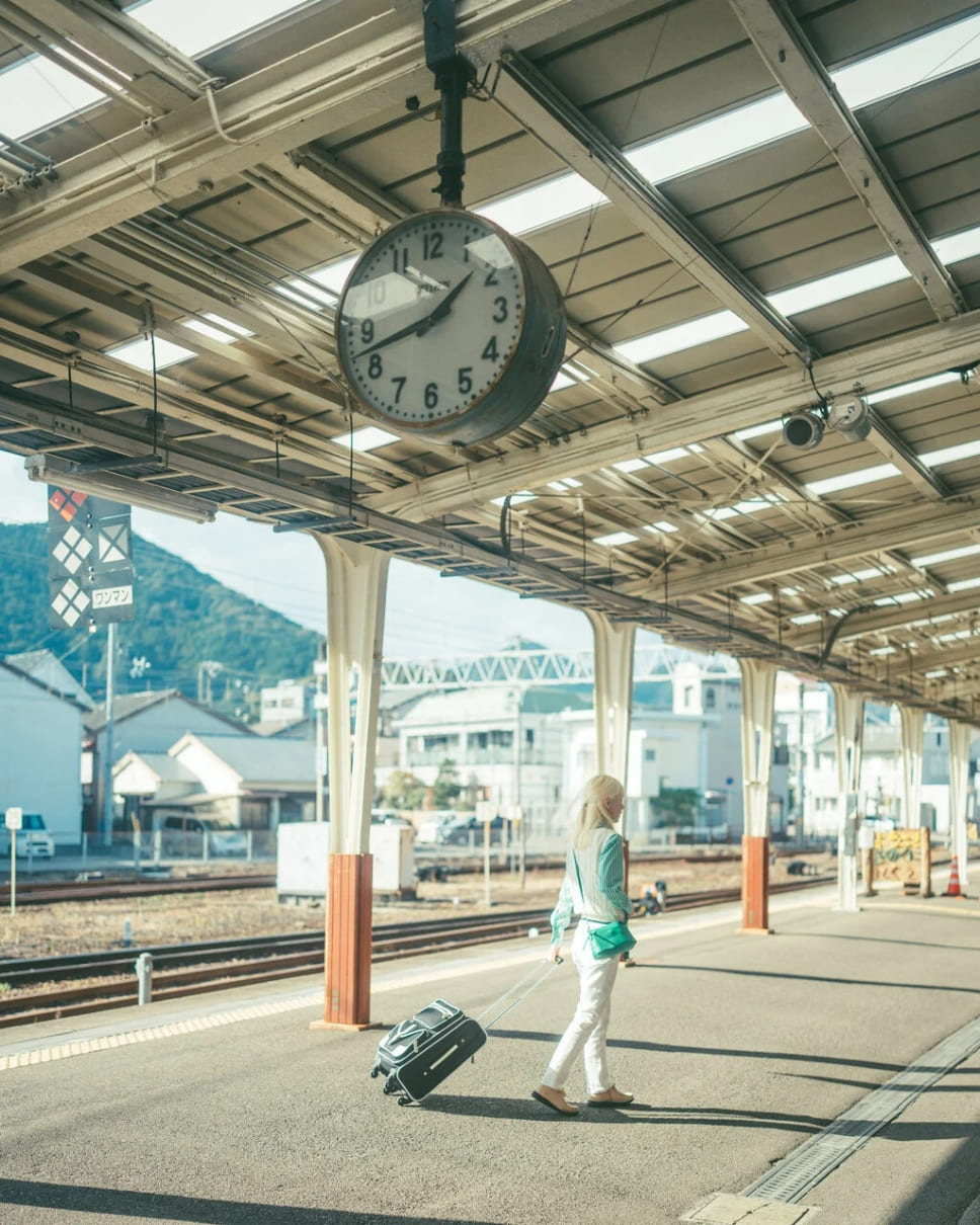 JR新宮駅のホームを歩く染谷ノエルさん