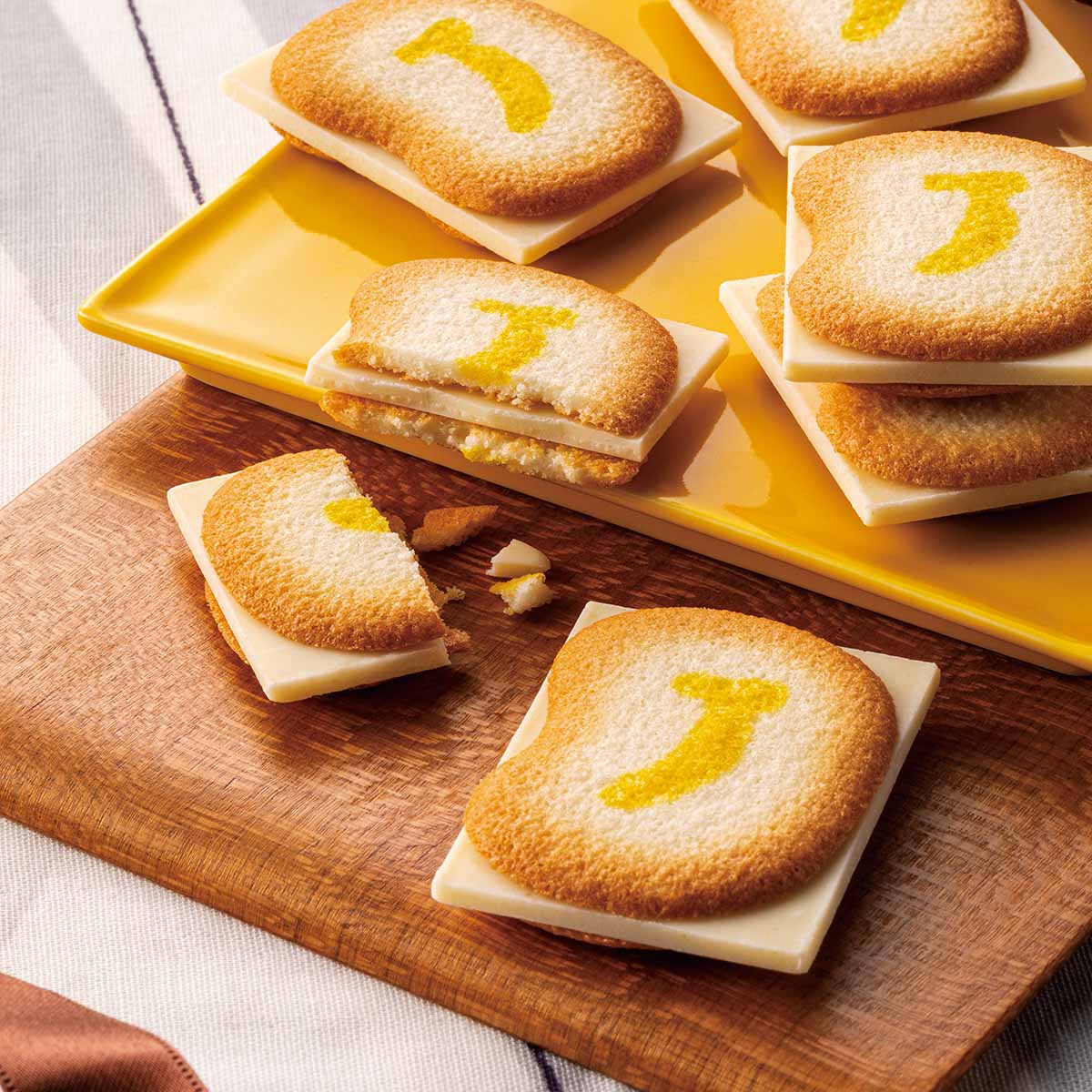 【店頭受取り】東京ばな奈クッキーサンドしかも、チョコはみ出してる 12枚入(グレープストーン) 【店頭受取り】12枚入