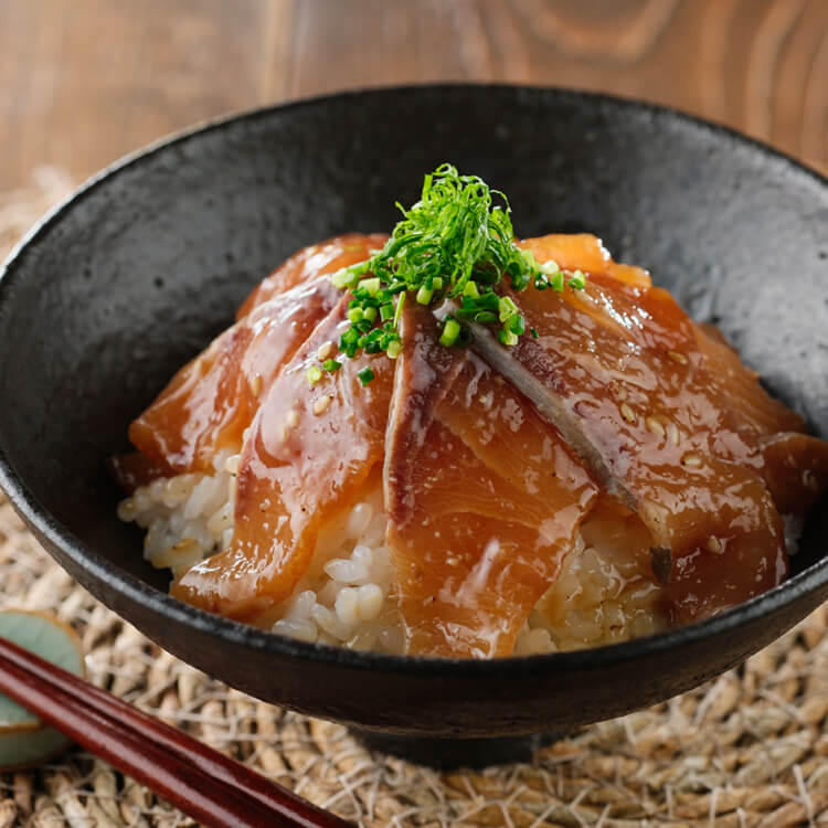朝〆ぶりのごまだれ漬け丼とアボカドのポキ(サンライズファーム) ※冷凍配送
