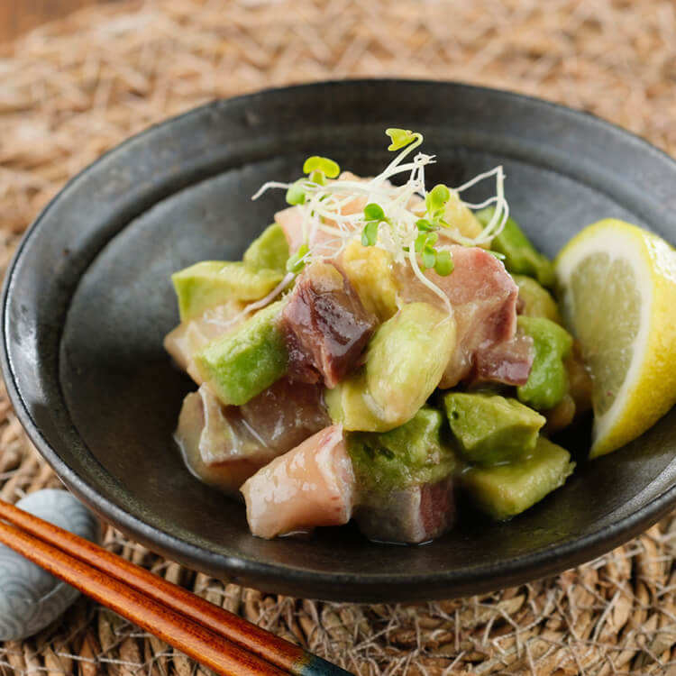 朝〆ぶりのごまだれ漬け丼とアボカドのポキ(サンライズファーム) ※冷凍配送