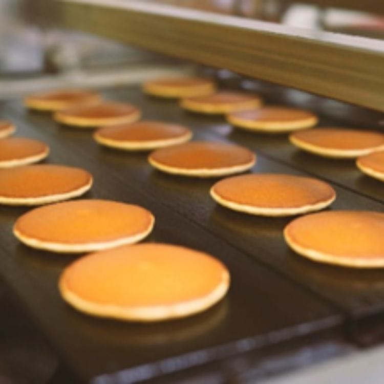 【送料込み】【愛知県】おいもクリームと北海道小豆のふわふわどら焼き　８個（東甘堂） ※冷凍配送