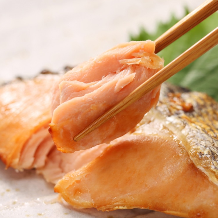 【送料込み】【北海道】銀毛新巻鮭　姿切り身  ※冷凍配送