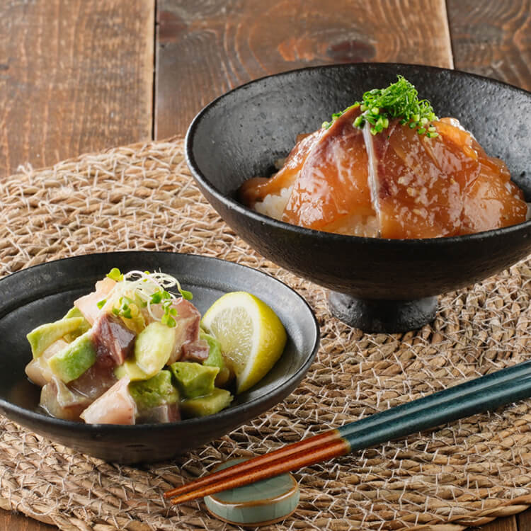 朝〆ぶりのごまだれ漬け丼とアボカドのポキ(サンライズファーム) ※冷凍配送