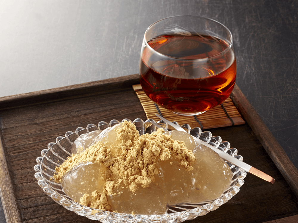 和室に置かれた和菓子とお茶