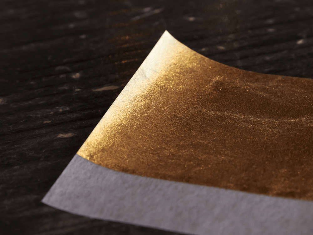 金箔を貼る職人の手元