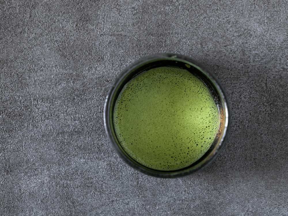 苔むした庭と茶器