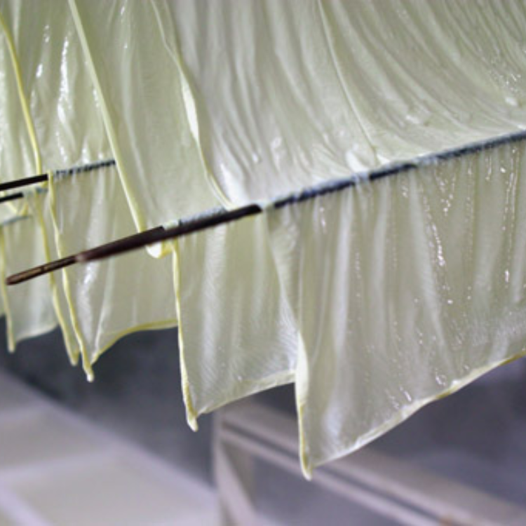 職人が手作業で引き上げる京湯葉