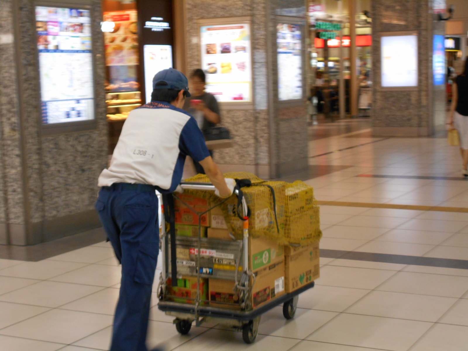 【アルバイト・パート】（夜勤）東京駅構内での商品搬送スタッフ