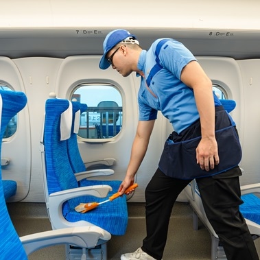 【中途採用】新大阪引上線内での新幹線車内外の整備スタッフを募集します！（日勤）