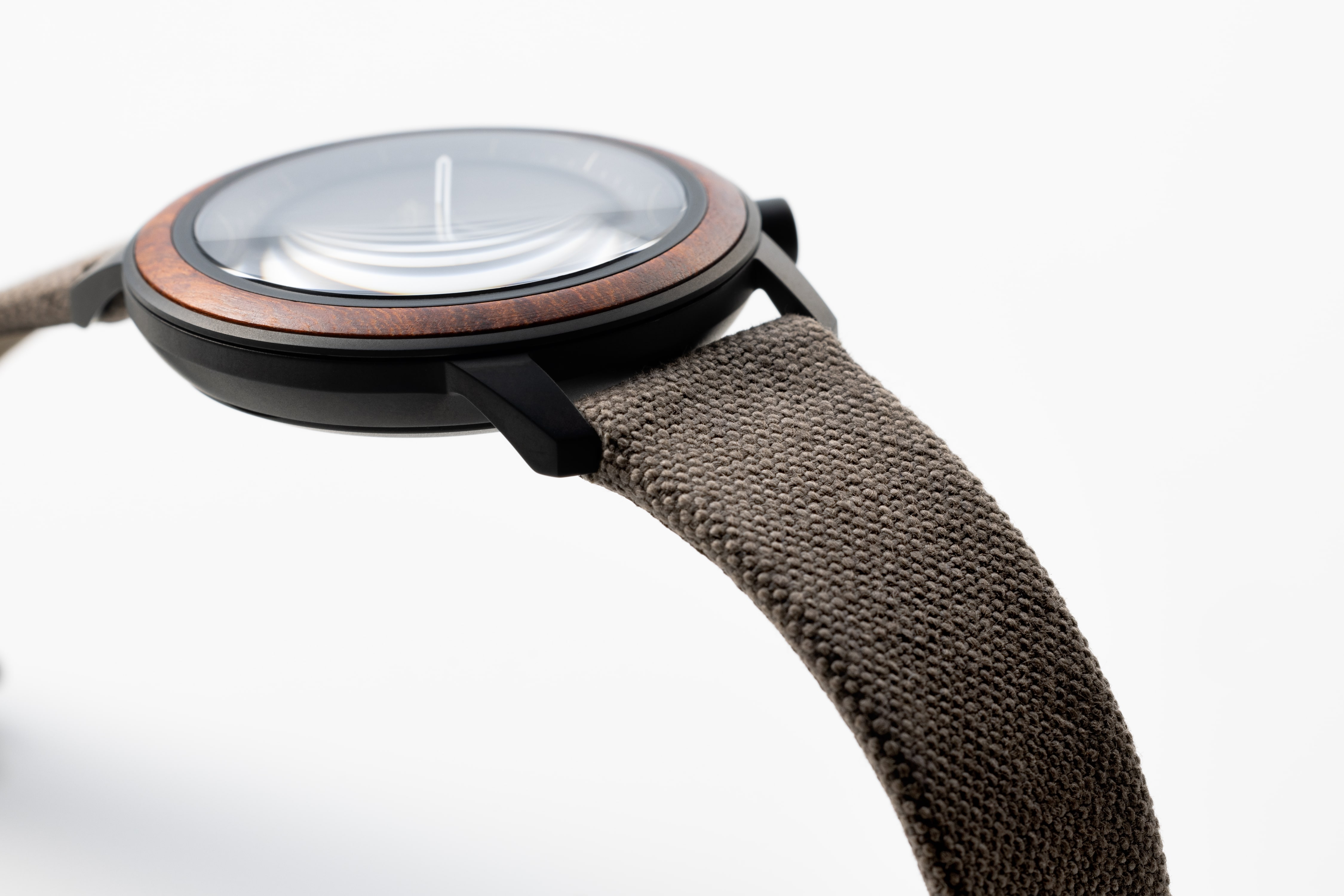 ウッドベゼルソーラーウォッチ　ポーチ付き　ソーラー充電　ブラックxサンダルウッド ブラックxサンダルウッド